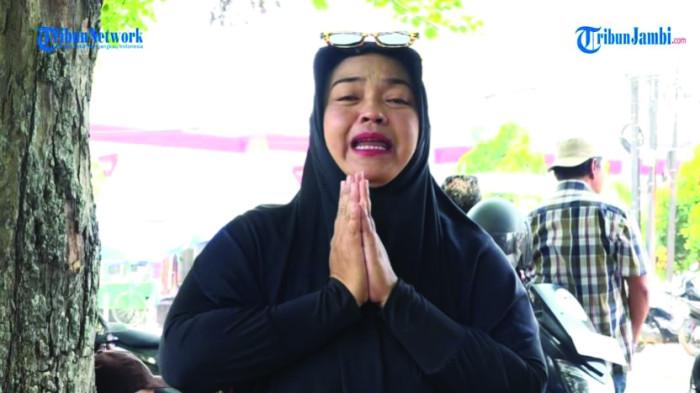 SERTIFIKAT DIBLOKIR - Ade Kusmeri, warga RT 02, Kenali Asam Bawah, terdampak pemblokiran sertifikat tanah oleh BPN Kota Jambi, saat diwawancarai Tribun Jambi di depan kantor BPN Kota Jambi Jumat (4/9). Ada sekira 5.500 sertifikat warga diblokir imbas penetapan zona merah.