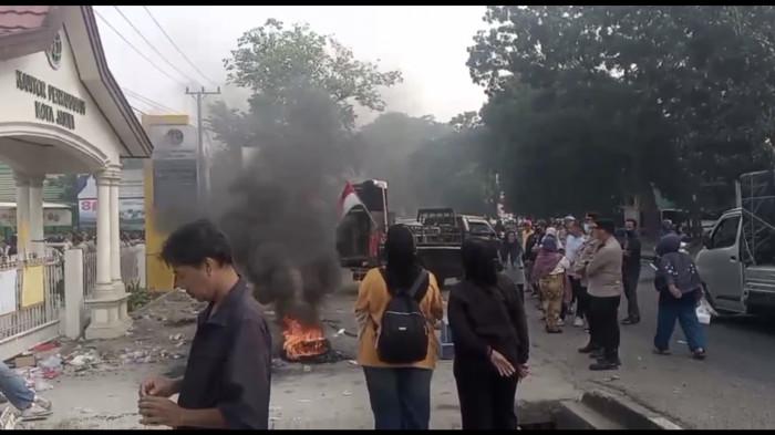 UNJUK RASA - Ratusan warga korban pemblokiran sertifikat berunjuk rasa di Kantor ATR/BPN Kota Jambi, Kamis (3/9). Mereka mengalami kerugian bertahun-tahun pascapenetapan status zona merah karena sertifikat diblokir.