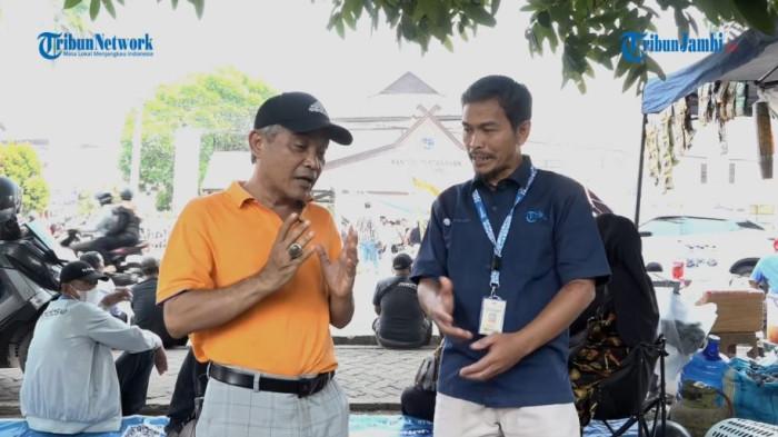 BLOKIR SERTIFIKAT WARGA - Jurnalis Tribun Jambi Jariyanto (kanan) bersama Ketua Divisi Advokasi Forum/Korum Warga Tolak Zona Merah Kota Jambi, Suhatman Pisang (kiri) di depan Kantor ATR/BPN Kota Jambi, Kamis (3/9/2026). Persoalan pemblokiran 5.506 sertifikat akibat zona merah di Kota Jambi memanas. Ribuan warga yang memiliki sertifikat tanah mengaku tidak mendapatkan pemberitahuan ketika mengetahui sertifikat mereka berstatus terblokir dan tidak dapat digunakan untuk berbagai keperluan administrasi pertanahan.