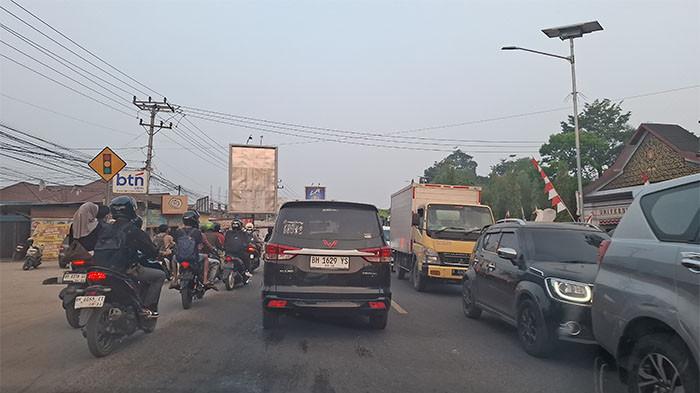 KEMACETAN JALAN -Kemacetan di kawasan Mendalo kian parah saat jam kuliah, sementara rencana pelebaran jalan sepanjang 8,9 kilometer masih menunggu hasil FS BPJN.