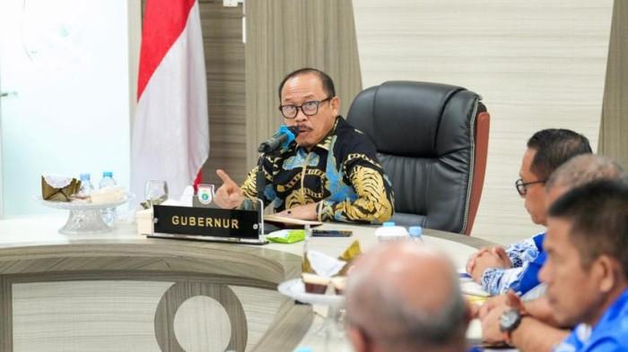 KARHUTLA - Gubernur Sulawesi Barat (Sulbar), Suhardi Duka, memimpin rapat koordinasi daerah terkait pencegahan dan penanggulangan kebakaran hutan dan lahan (karhutla), Kamis (27/8/2026). Rapat tersebut sekaligus membahas larangan pembukaan lahan dengan cara membakar di tengah tingginya risiko karhutla.