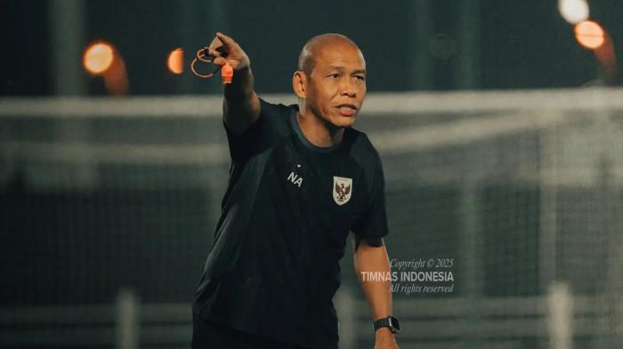 COACH NOVA - Pelatih Timnas U17 Indonesia, Nova Arianto, dalam sesi latihan Timnas U17 Indonesia di Qatar menjelang laga pembuka Grup H Piala Dunia U17 2025 menghadapi Zambia, Minggu (2/11/2025). (Kita Garuda - 3/11/2025)