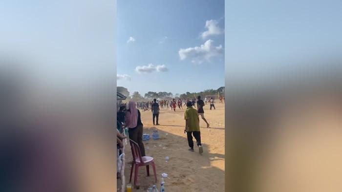 KERICUHAN -- Kericuhan turnamen sepak bola yang terjadi di Desa Tanjung Labu, Kecamatan Lepar, Minggu (6/9/2026) kemarin. Keributan terjadi saat pertandingan antara Merdeka Toboali dengan Persita B Tanjung Labu.