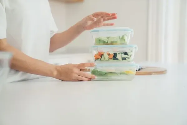 Makanan di meja