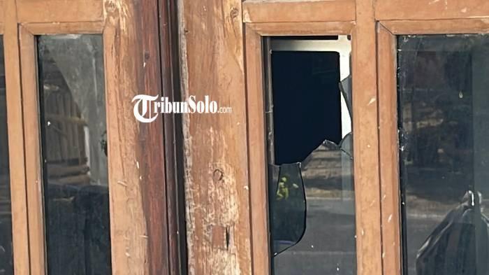PECAH. Kaca warga yang terdampak bentrok kelompok tak dikenal di Polokarto, Sukoharjo pada Senin (7/9/2026) dini hari. Belum diketahui apa persoalan yang memicu bentrok tersebut.