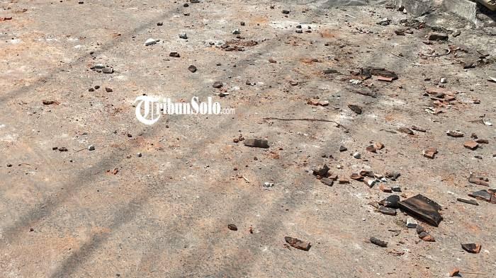 BATU BEKAS LEMPARAN. Batu bata yang dipakai kelompok bentrok di Polokarto, Sukoharjo pada Senin (7/9/2026) dini hari. Belum diketahui apa persoalan yang memicu bentrok tersebut. (TribunSolo.com/Anang Maruf Bagus Yuniar)