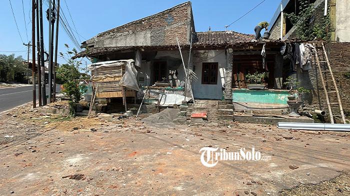 RUSAK AKIBAT BENTROKAN - Rumah warga yang terdampak bentrokan antar kelompok di Desa Mranggen, Kecamatan Polokarto, Kabupaten Sukoharjo, Senin (7/9/2026). Kerusakan terlihat pada sejumlah rumah warga, terutama bagian atap yang menggunakan genteng. Beberapa kaca jendela rumah juga dilaporkan pecah setelah terkena lemparan batu.