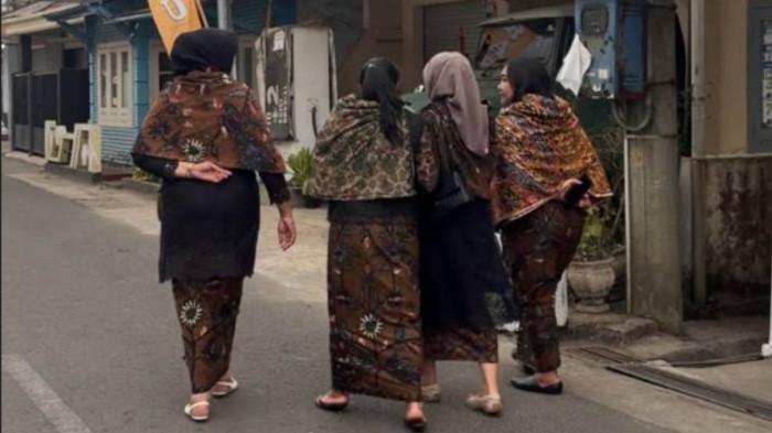 perempuan Tengger yang tinggal di Lereng Gunung Bromo, Jawa Timur