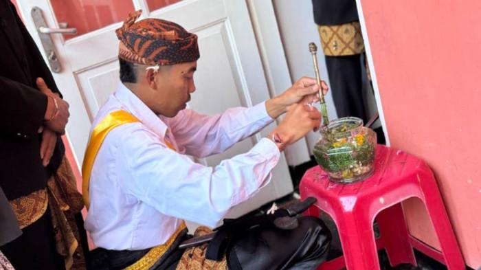 UDENG PUNYA MAKNA - Udeng Suku Tengger Brang Kulon yang dikenakan warga Tengger di Kecamatan Tosari, Kabupaten Pasuruan Jawa Timur, saat perayaan Yadnya Kasada, Rabu (28/7/2026). Udeng menjadi satu identitas masyarakat Suku Tengger, Wong Tengger atau Wong Bromo (Brahma). Bukan hanya selembar kain, tetapi ada makna setiap langkah memakainya.