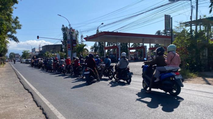ANTEAN BBM – Antrean panjang kendaraan yang mengantre BBM jenis Pertalite di SPBU Kembang, Kecamatan Bondowoso, Kabupaten Bondowoso, Jawa Timur, Senin (7/9/2026).