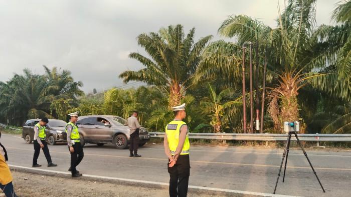 OLAH TKP - Dirlantas Polda Sulbar saat melakukan olah TKP di Jalan Trans Sulawesi, Desa Tasokko, Kecamatan Karossa, Kabupaten Mamuju Tengah, Sulawesi Barat, Minggu (6/9/2026).