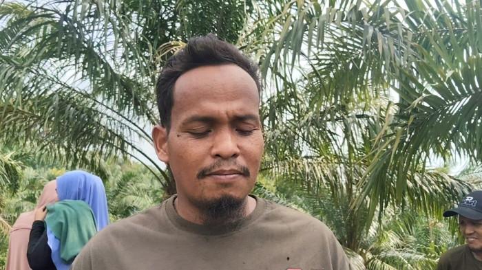 PENUMPANG SELAMAT - Awaluddin, penumpang selamat, saat memberi kesaksian usai insiden kecelakaan maut terjadi di Jalan Trans Sulawesi, Dusun Muhajir, Desa Tasokko, Kecamatan Karossa, Kabupaten Mamuju Tengah, Sulawesi Barat, Minggu (6/9/2026).