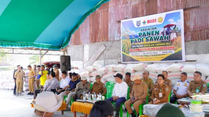 ), Yusra Alhabsyi, memimpin panen padi sawah di Desa Solog, Kecamatan Lolak