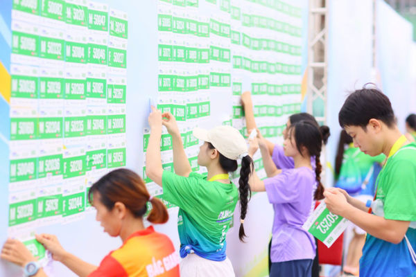 A runner stick his bib on the wall after finishing the tournament. Photo courtesy of the organizers