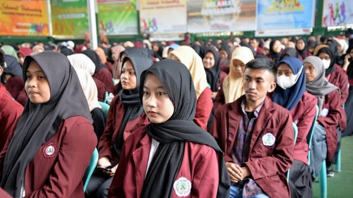 KKN UNG - Potret Sejumlah mahasiswa Universitas Negeri Gorontalo (UNG) yang mengenakan jaket almamater merah tampak fokus mendengarkan pemaparan saat pelaksanaan Kuliah Kerja Nyata (KKN) tahun 2026. Dalam pelaksanaan ini, UNG menerjunkan sebanyak 292 mahasiswa ke berbagai wilayah di Provinsi Gorontalo selama 49 hari, terhitung sejak 8 April hingga 23 Mei 2026