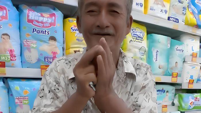 Wajah haru bapak tukang becak saat menyampaikan rasa terima kasih atas bantuan belanja kebutuhan pokok dari Jestham.