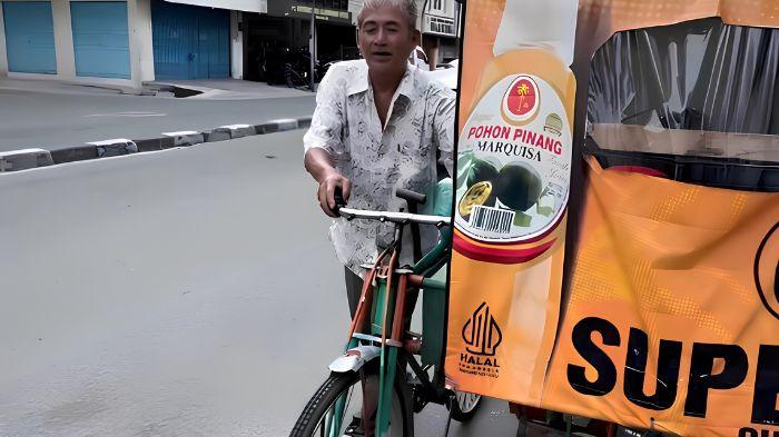 Wajah haru bapak tukang becak