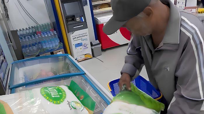 Air Mata Bahagia di Tengah Kesepian: