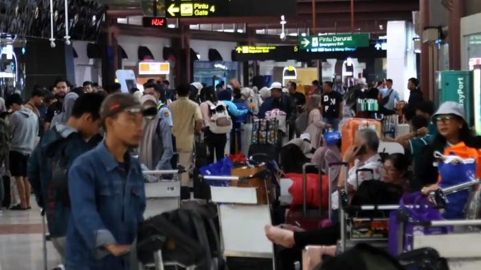 DAMPAK ERUPSI - Calon penumpang berada di Terminal 2 keberangkatan Bandara Soekarno Hatta, Tangerang, Banten, Minggu (6/9/2026). Penumpukan calon penumpang terjadi karena adanya penutupan sementara seluruh aktifitas penerbangan akibat adanya indikasi sebaran abu vulkanik dari Gunung Anak Krakatau. Dampak erupsi Gunung Anak Krakatau, Bandara Soekarno-Hatta masih ditutup hingga Senin (7/9/2026) pagi. Daftar 4 bandara alternatif yang dibuka 24 Jam.