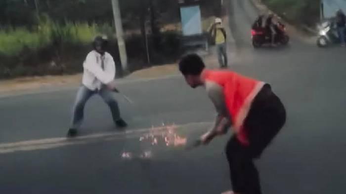 VIRAL. Aksi dua remaja perang celurit di jalan Semarang-Solo. Kini keduanya sudah diamankan polisi.