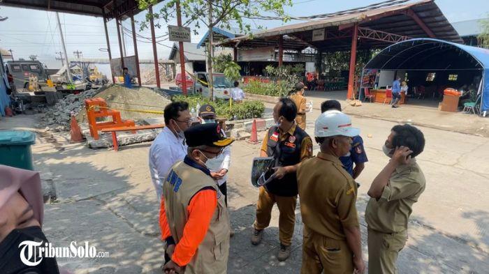 KOORDINASI - Petugas berkoordinasi di TPA Putri Cempo Solo, Senin (7/9/2026). Kondisi blok-blok TPA Putri Cempo yang sempat diamuk si Jago Merah memang sudah cukup berkurang baik dari titik apinya maupun asap yang keluar dari gunungan sampah tersebut.