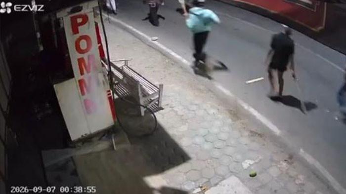 BENTROKAN - Tangkap layar rekaman kamera CCTV bentrokan antar kelompok terjadi di Desa Mranggen, Kecamatan Polokarto, Kabupaten Sukoharjo, pada Senin (7/9/2026) dini hari. Insiden tersebut terjadi sekitar pukul 00.30 WIB dan sempat diabadikan melalui video oleh seorang warga. Dalam video yang beredar, terlihat dua kelompok saling melempar batu di jalanan. Sejumlah orang yang terlibat juga tampak membawa papan kayu dan bambu.