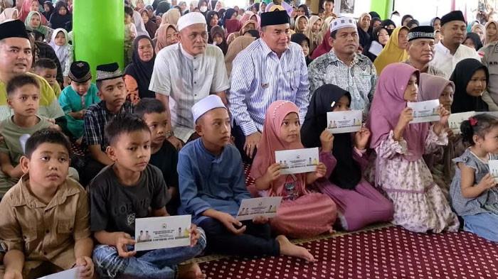Ketua DPRK Aceh Tenggara, Denny Febrian Roza dan Bupati Aceh Tenggara, M Salim Fakhry foto bersama anak-anak yatim di  Masjid Hubbusalam di Desa Kute Seri, Kecamatan Bambel, Kabupaten Aceh Tenggara, Rabu (18/3/2026) (Dok Humas DPRK Aceh Tenggara)