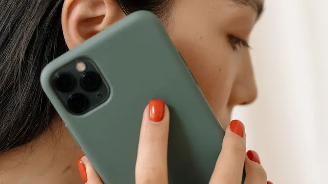 Warna Casing HP Favorit Orang Introvert Menurut Psikologi, Mana Pilihanmu. (Foto: cottonbro studio/Pexels)