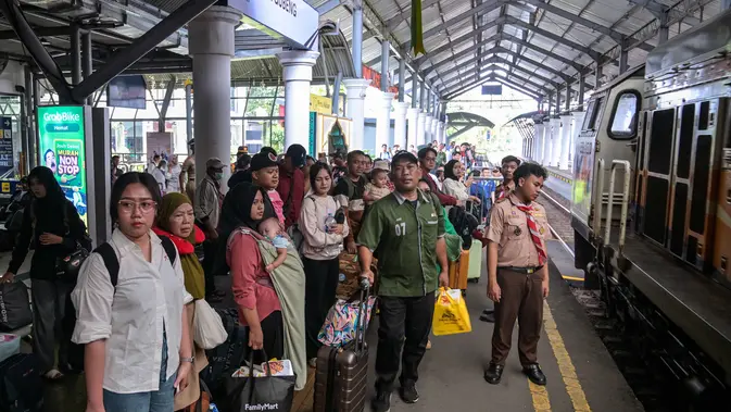 KAI Daop 8 Surabaya Catat Lonjakan Penumpang pada Masa Angkutan Lebaran 2026 Tampak dalam foto, para penumpang menunggu untuk naik kereta di stasiun Gubeng, Surabaya, Jawa Timur, Selasa 17 Maret 2026. (JUNI KRISWANTO/AFP)