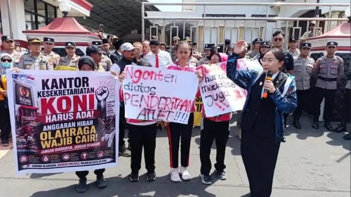 DEMO - Wakil Wali Kota Blitar yang juga Plt Ketua KONI Kota Blitar, Elim Tyu Samba ikut berorasi dalam aksi damai KONI di depan DPRD Kota Blitar, Senin (7/9/2026). (Tribun Jatim Network/Samsul Hadi)