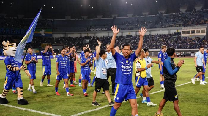 PUTARAN KEMENANGAN - Persib Bandung melakukan putaran kemenangan setelah menaklukkan PSM Makassar 3-1 dalam laga pekan pertama Super League 2026/2027 di Stadion Gelora Bandung Lautan Api (GBLA), Kota Bandung, Jawa Barat, pada Minggu (6/9/2026) malam.