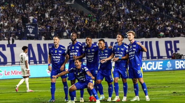 MERAYAKAN GOL - Pemain Persib Bandung merayakan gol dari Uilliam Barros dalam laga pekan pertama Super League 2026/2027 melawan PSM Makassar di Stadion Gelora Bandung Lautan Api (GBLA), Kota Bandung, Jawa Barat, pada Minggu (6/9/2026) malam. Persib menang 3-1.