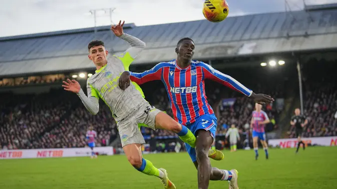 Phil Foden berebut bola dengan Ismaila Sarr dalam laga Liga Inggris antara Crystal Palace vs Manchester City di Selhurst Park, 14 Desember 2025. (AP Photo/Kin Cheung)