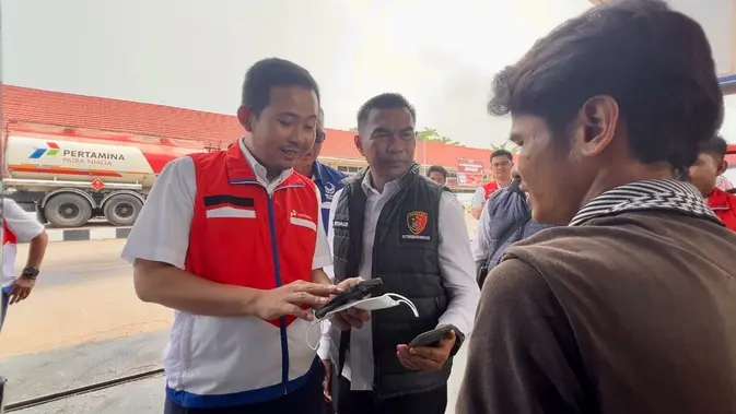 PT Pertamina Patra Niaga terus memperketat pengawasan terhadap penyaluran BBM subsidi. Salah satu langkah yang dilakukan adalah menggelar inspeksi mendadak (sidak) bersama Kepolisian Daerah Sumatera Barat dan Pemerintah Provinsi Sumatera Barat ke sejumlah Stasiun Pengisian Bahan Bakar Umum (SPBU) di Kota Padang. Dok PPN