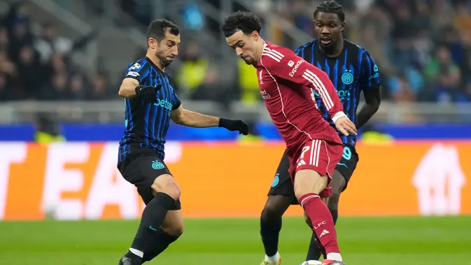 Curtis Jones (tengah) kala masih membela Liverpool, sempat menghadapi Inter Milan di Liga Champions. (AP Photo/Luca Bruno)