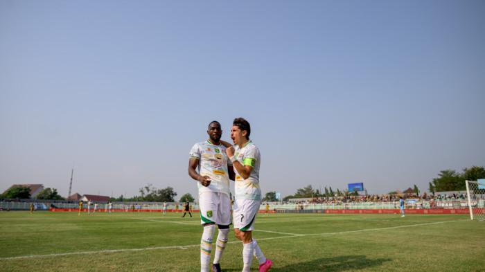 RAYAKAN GOL - Pemain Persebaya, Yann Mabella dan Francisco Rivera sedang merayakan gol di laga melawan Bhayangkara Presisi Lampung FC di pekan pertama Super League 2026/2027, Sabtu (5/9/2026).