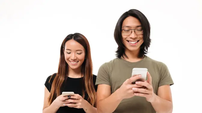 Di era digital yang serba cepat, banyak orang mengandalkan ponsel untuk menyimpan berbagai informasi penting. (foto/dok: freepik)