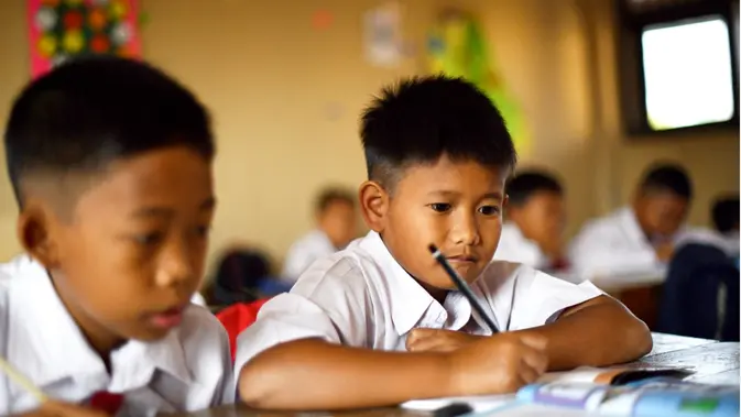 Ilustrasi anak sekolah membaca buku. (Kemendikbudristek)
