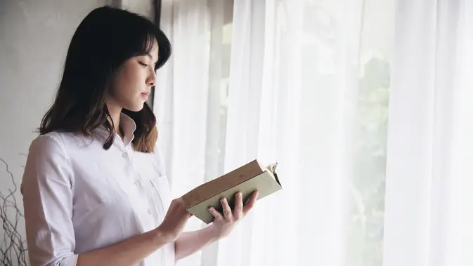 Ilustrasi membaca buku, cerpen. (Photo created by jcomp on www.freepik.com)