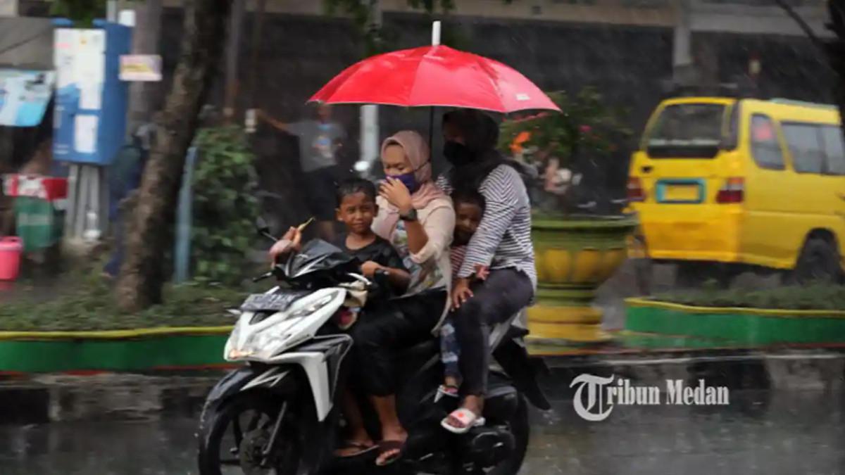 CUACA DI SUMATERA - Pengendara motor menggunakan masker menembus hujan di Medan, Sumatera Utara.