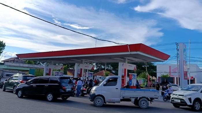 ANTREAN BBM -- Potret Antrean BBM di SPBU Andalas, Jalan John Ario Katili, Kota Gorontalo, Senin (4/5/2026). Perbaikan SPBU membuat antrean mengular. (Sumber foto: TribunGorontalo.com/Jefri Potabuga)