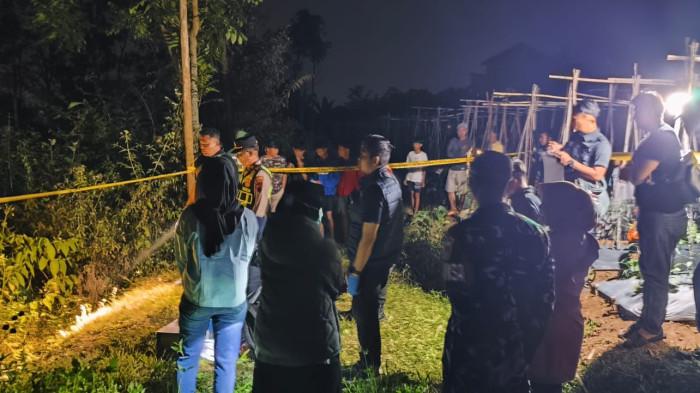 OLAH TKP - Petugas kepolisian melakukan olah TKP penemuan bayi di sebuah kebun di Dusun Kropoh, Desa Duren, Kecamatan Bandungan, Kabupaten Semarang, Kamis (3/9/2026) sore. (DOK. POLRES SEMARANG)