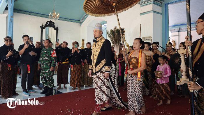 JUMENENGAN - Prosesi Jumenengan Sampeyan Dalem Ingkang Sinuhun Kanjeng Susuhunan (SISKS) Pakubuwono (PB) XIV digelar di Keraton Solo, Jawa Tengah, Sabtu (5/9/2026). Prosesi adat tersebut menjadi penanda naik takhtanya PB XIV Hangabehi sebagai raja baru Keraton Solo.
