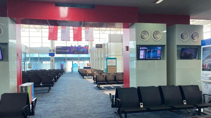 Suasana ruang tunggu Bandara Depati Amir Pangkalpinang tampak lengang, Senin (7/9/2026) siang. Hampir seluruh kursi penumpang kosong setelah sejumlah penerbangan dari dan menuju Jakarta terdampak penutupan sementara Bandara Soekarno-Hatta imbas erupsi Gunung Anak Krakatau.