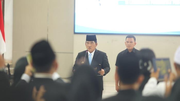 Gubernur Sulawesi Utara Yulius Selvanus Komaling saat memimpin pelantikan pejabat