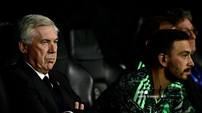 Pelatih Real Madrid asal Italia Carlo Ancelotti (Kiri) dan asisten pelatih Real Madrid asal Italia Davide Ancelotti terlihat selama Liga Champions UEFA, Grup F, pertandingan sepak bola leg pertama antara Real Madrid dan RB Leipzig di stadion Santiago Bernabeu di Madrid pada 14 September 2022 .
