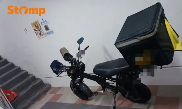Gegara Kurir Mangkal, Warga Keluhkan Sampah Makanan hingga Kaleng Bir