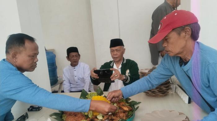 potong tumpeng pembangunan trotoar masjid di Soreang oleh Petrus Adamsantosa