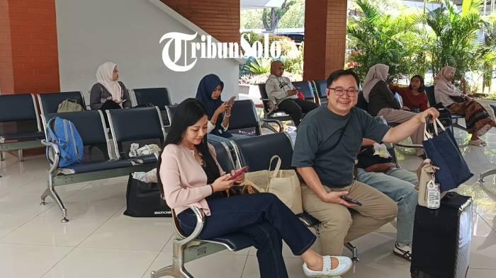 BATAL TERBANG. Penumpang di Bandara Internasional Adi Soemarmo Solo menuju Jakarta pada Minggu (6/9/2026). Peberbangan mereka dibatalkan akibat dampak erupsi Gunung Anak Krakatau.