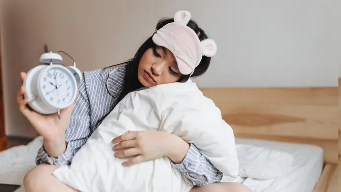 Ilustrasi bangun tidur siang Ilustrasi bangun tidur siang. (Image by lookstudio on Freepik)